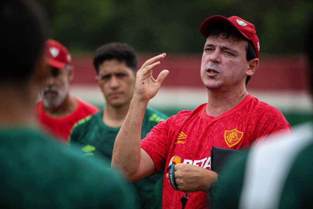 Treinador Fernando Diniz em treino do Fluminense em 2024