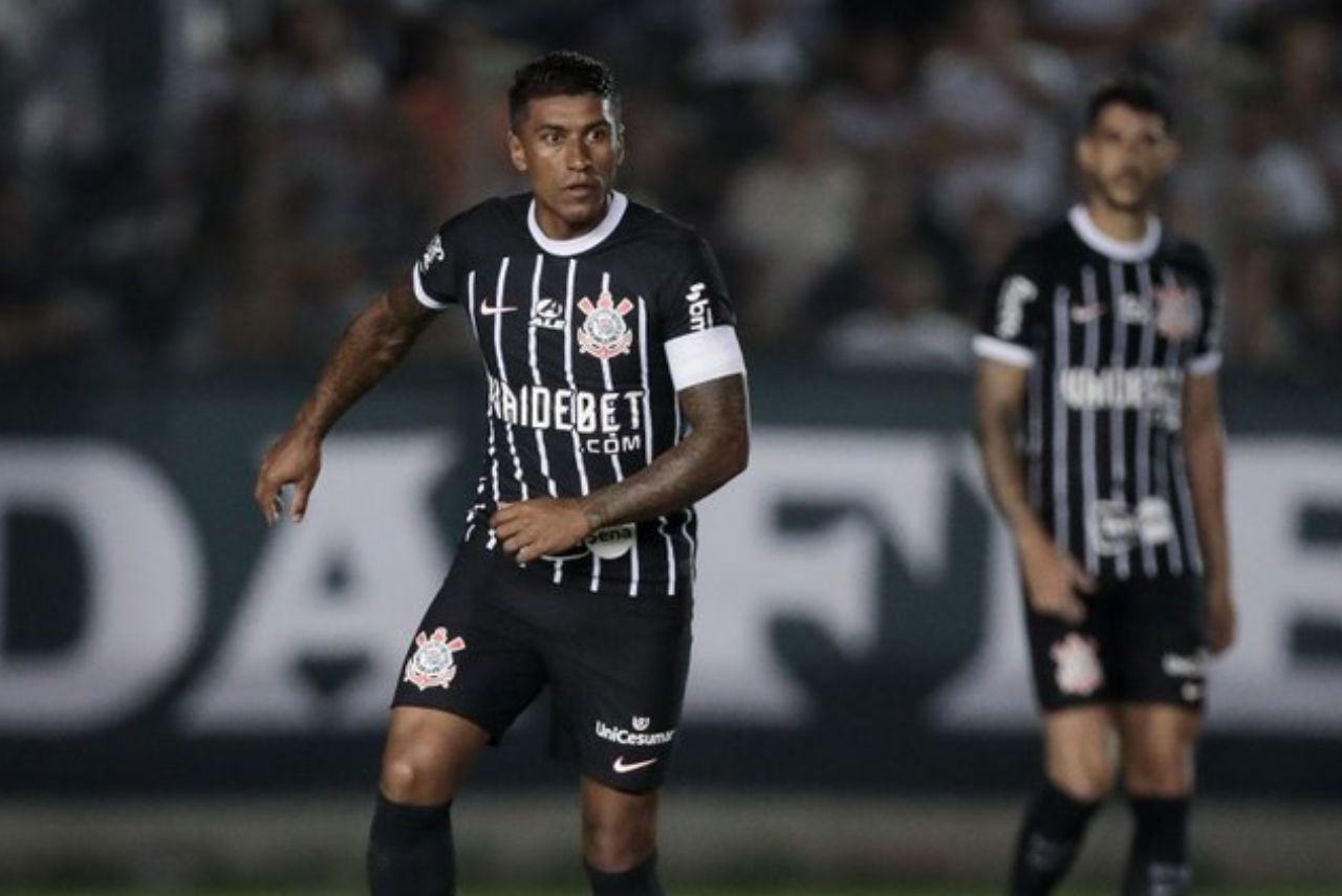 Paulinho em campo pelo Corinthians