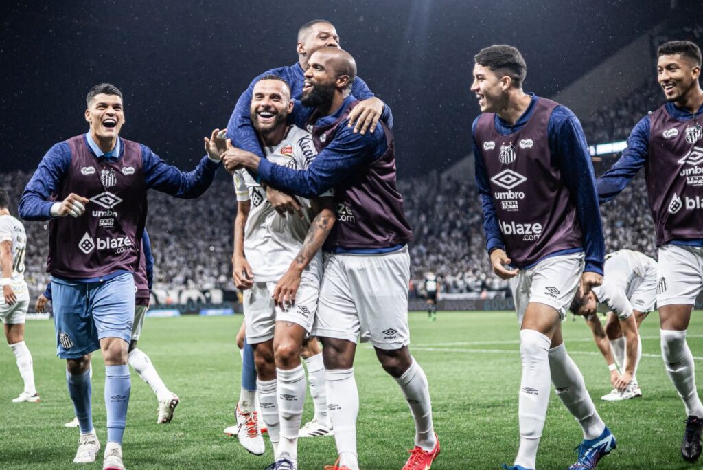 Jogadores do Santos comemoram gol
