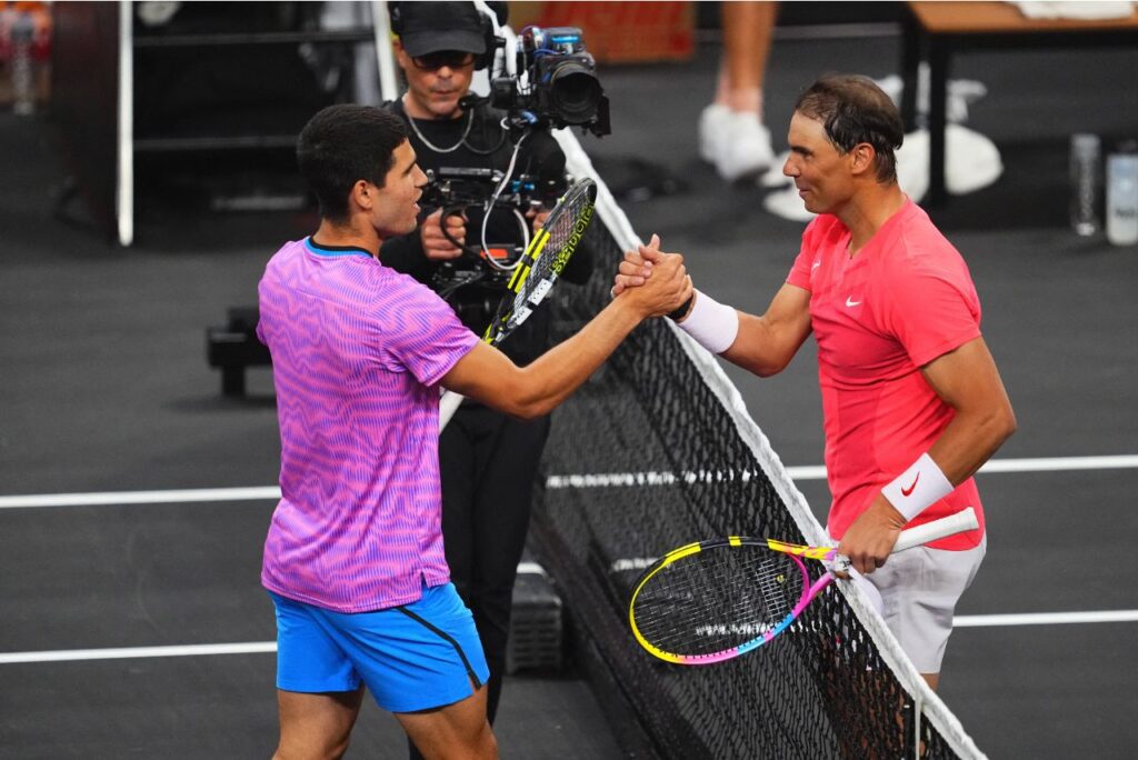 Dois jogadores de tênis se cumprimentando