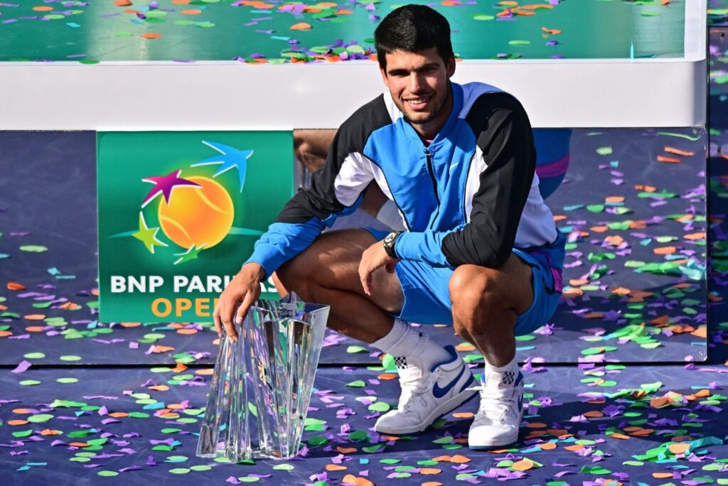 Jogador de tenis com um trofeu