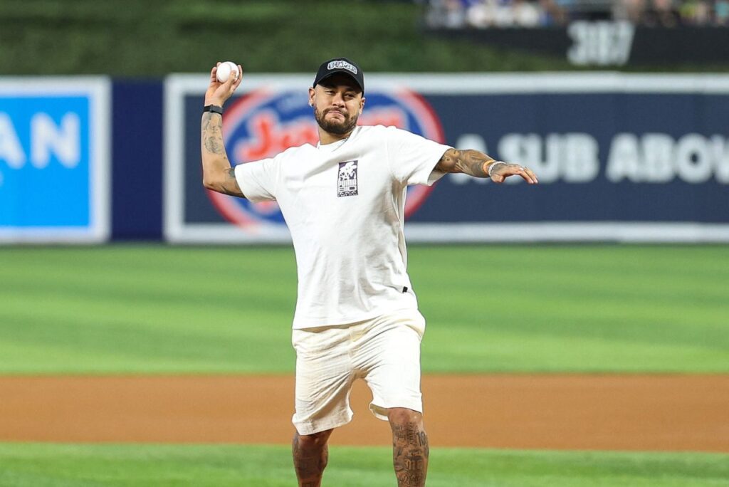 Neymar fez arremesso na abertura da temporada da MLB (Foto: Brennan Asplen/Getty Images via AFP)