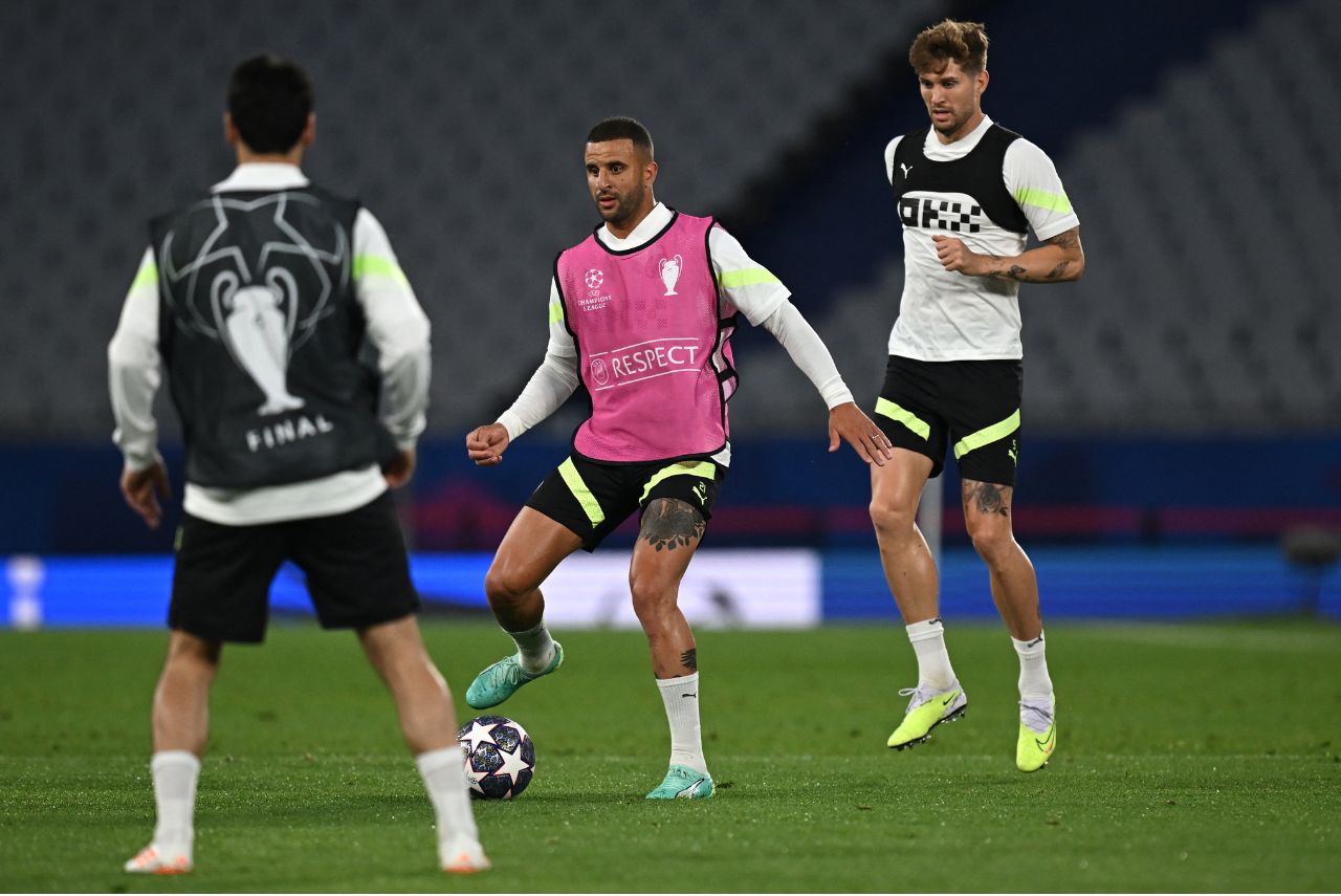 Kyle Walker e John Stones vão desfalcar o Manchester City (Foto: Paul Ellis/AFP)