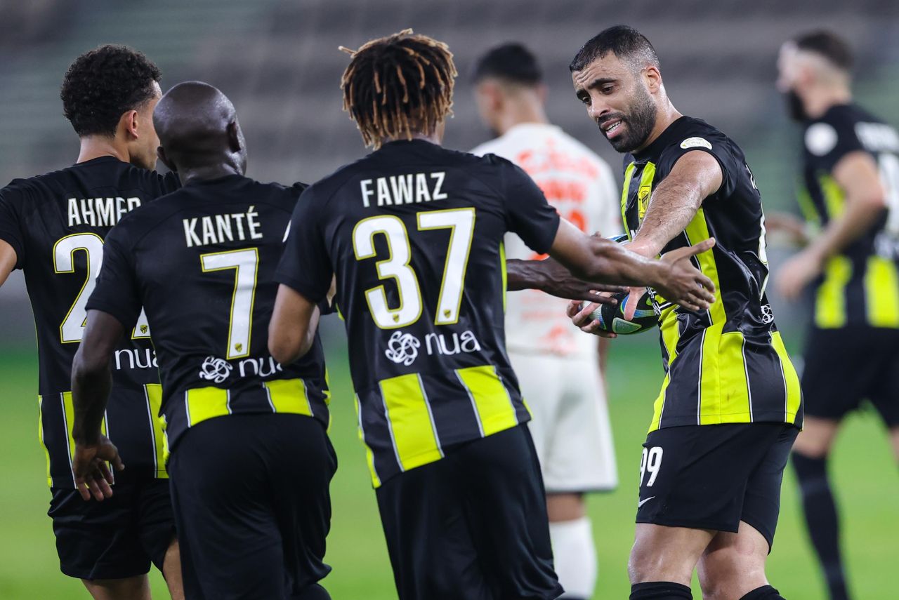 Hamdallah comemora gol com companheiros do Al-Ittihad
