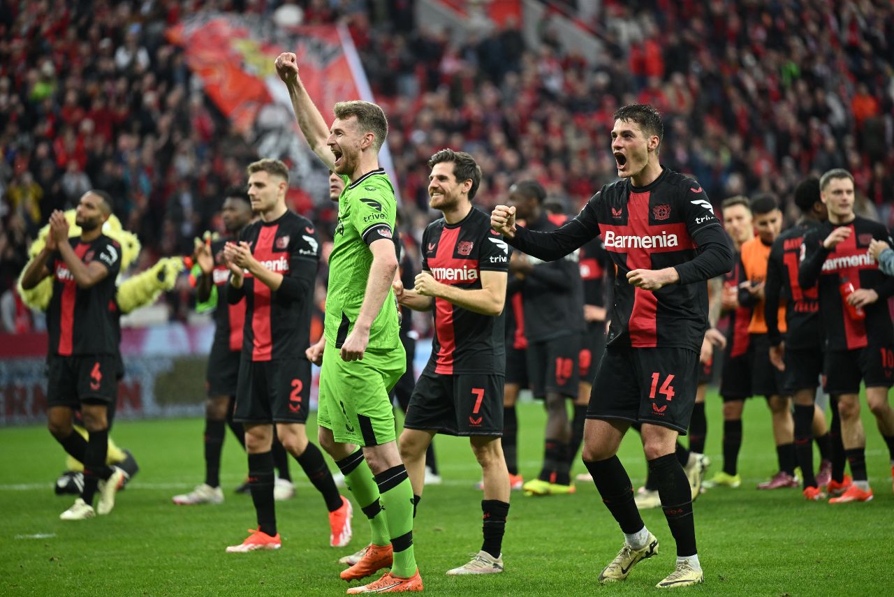 Jogadores do Leverkusen comemoram com a torcida