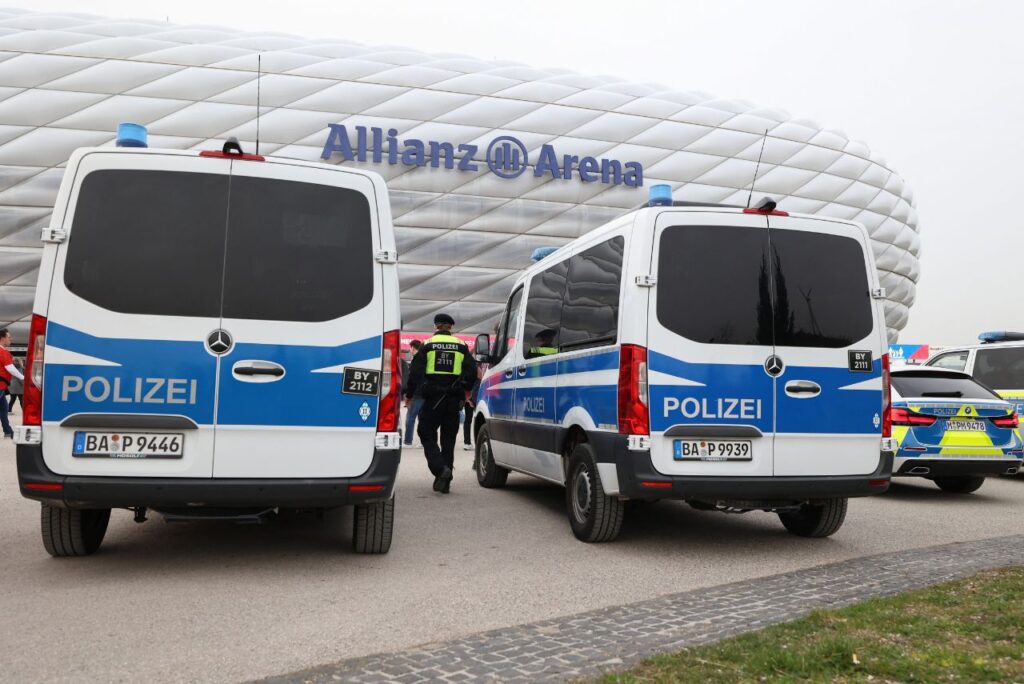 Segurança foi reforçada no entorno da Allianz Arena para jogo entre Bayern e Borussia (Foto: Alexandra Beier/AFP)