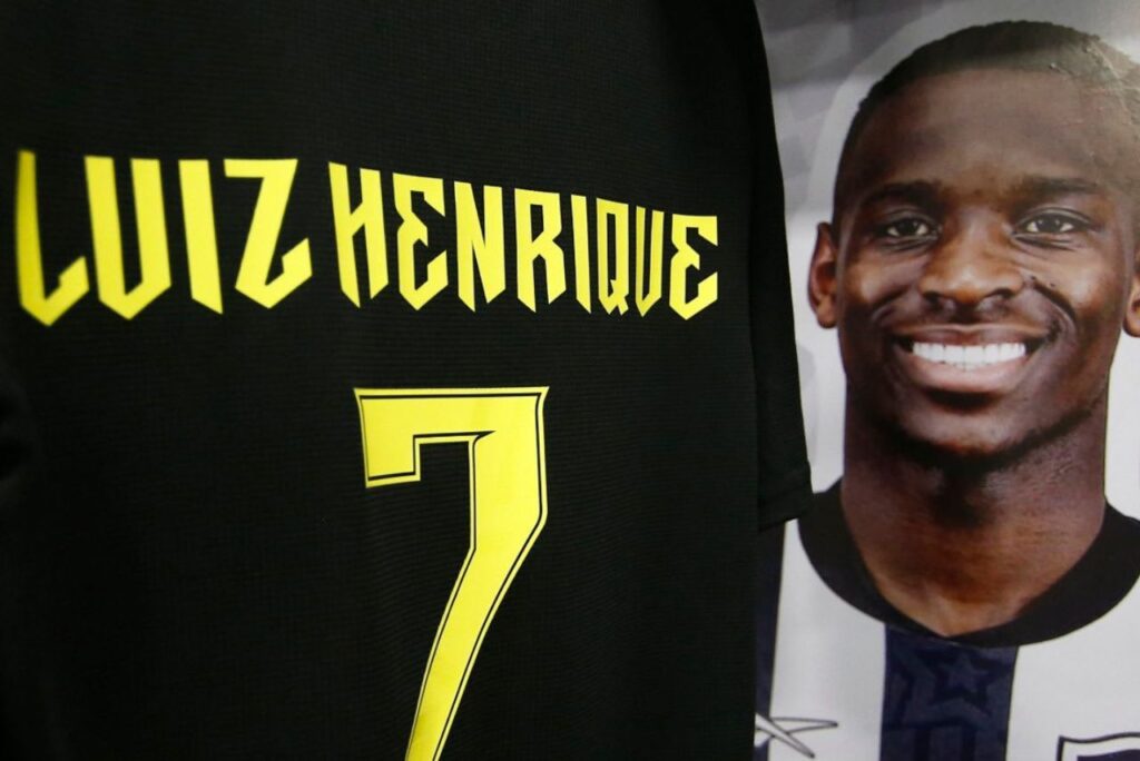 Camisa de Luiz Henrique no vestiário do Botafogo