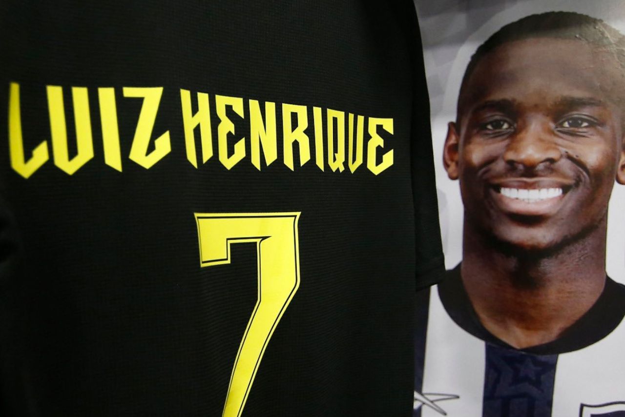 Camisa de Luiz Henrique no vestiário do Botafogo