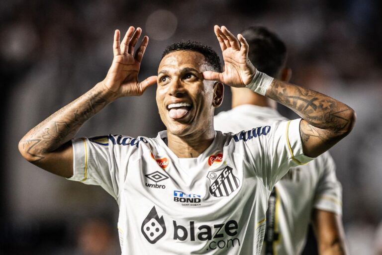 <p>Otero marcou o gol da vitória do Santos. Foto: Reprodução/SFC</p>
