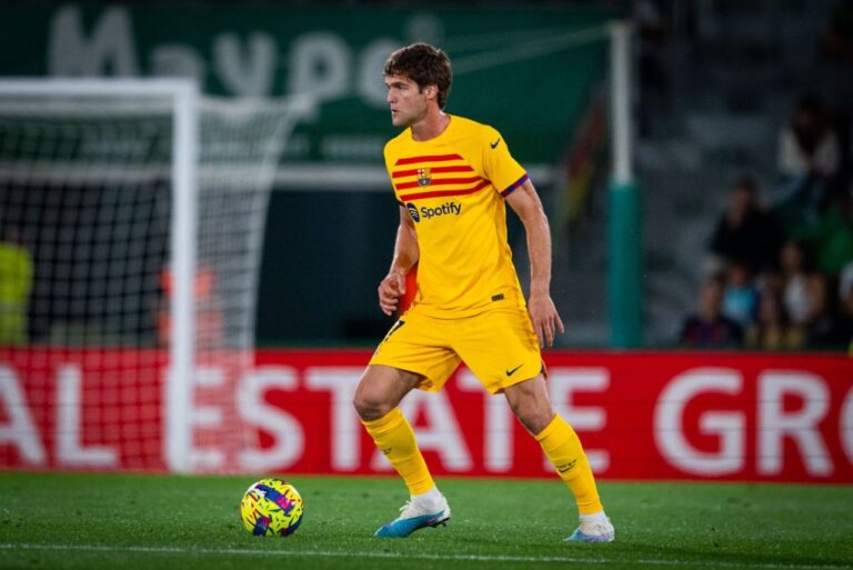 <p>Marcos Alonso em campo pelo Barcelona. Foto: Reprodução/FCB</p>