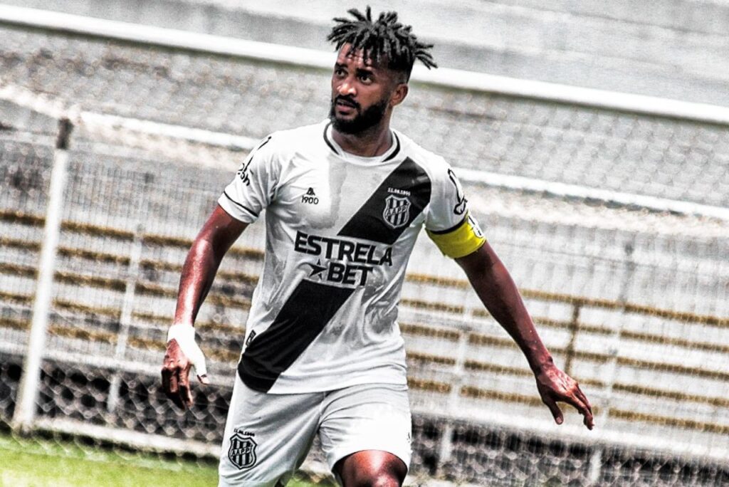 Lateral esquerdo Artur, reforço do Mirassol, em jogo da Ponte Preta em 2023