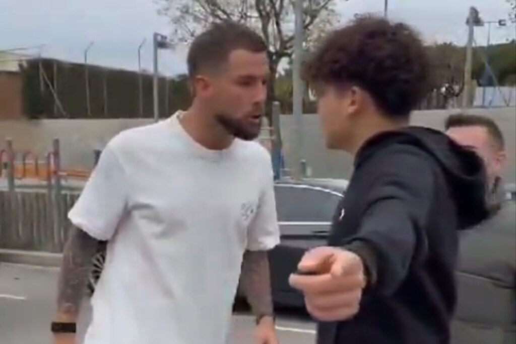 Zagueiro do Barcelona foi tirar satisfação após ser insultado (Foto: Reprodução)