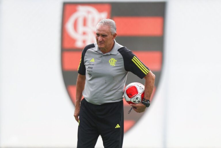 <p>Tite em treino do Flamengo. Foto: Gilvan de Souza/CRF</p>
