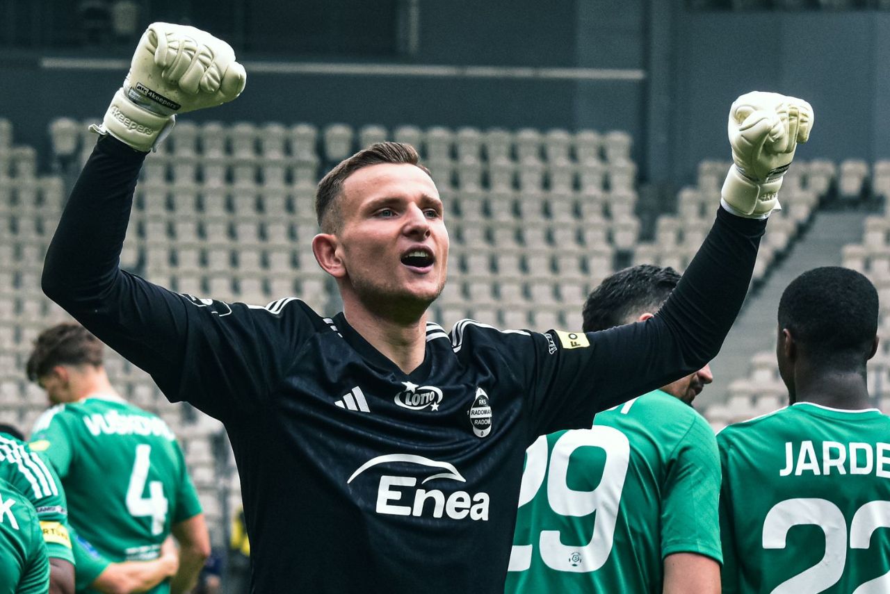 Goleiro polonês comemora gol