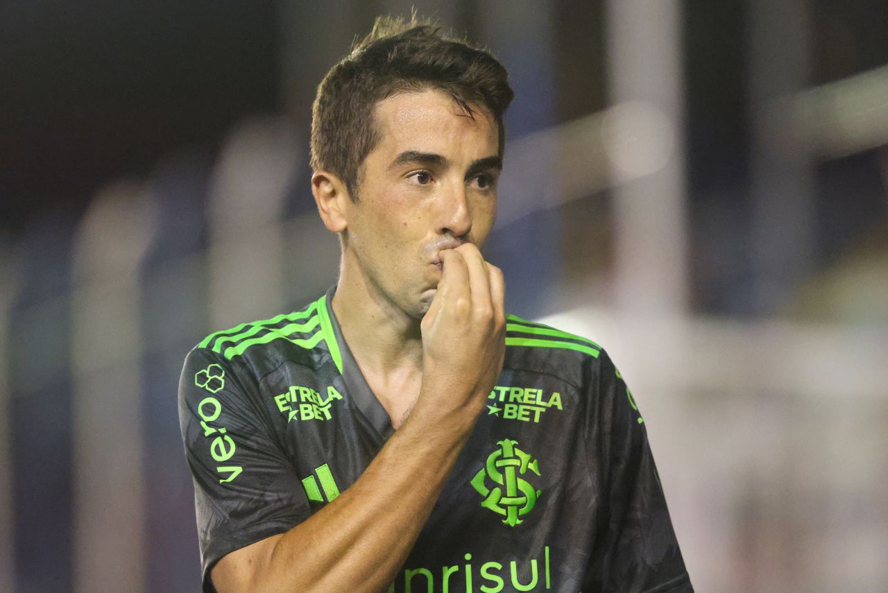 De Pena comemora gol pelo Internacional