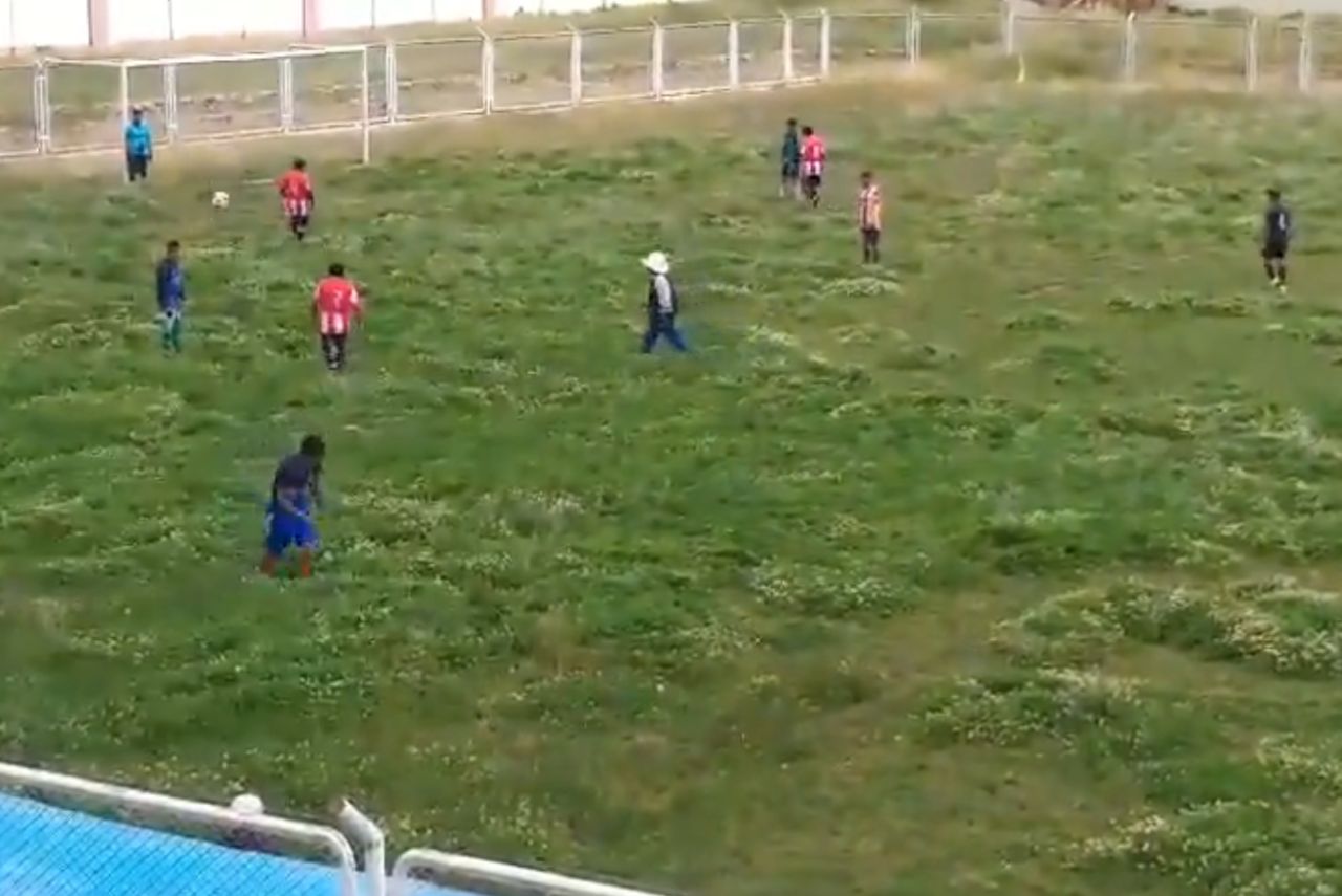 Confronto pela Copa Peru viralizou pelas más condições do gramado (Foto: Reprodução)