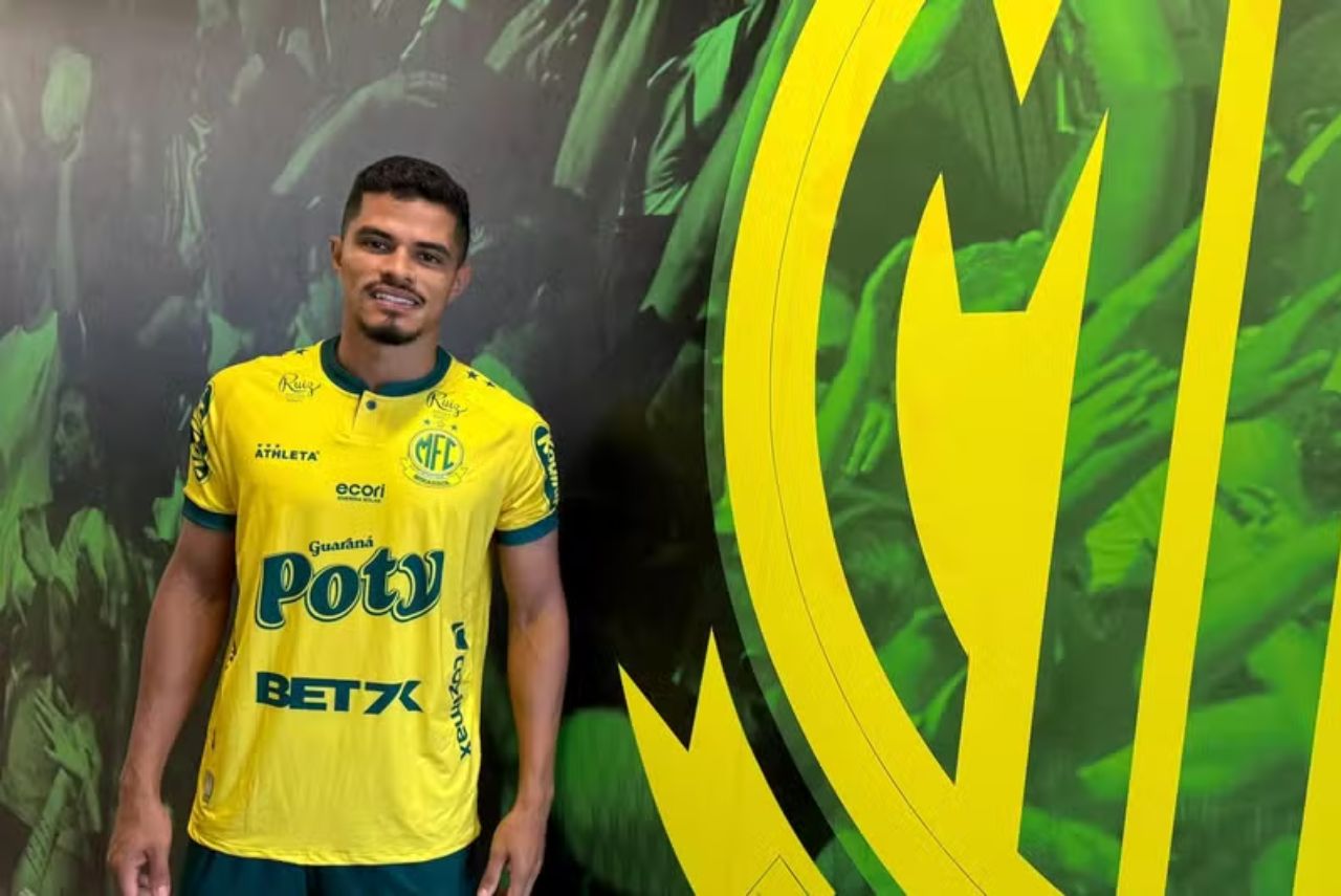 Lateral direito Lucas Ramon posando em retorno ao Mirassol