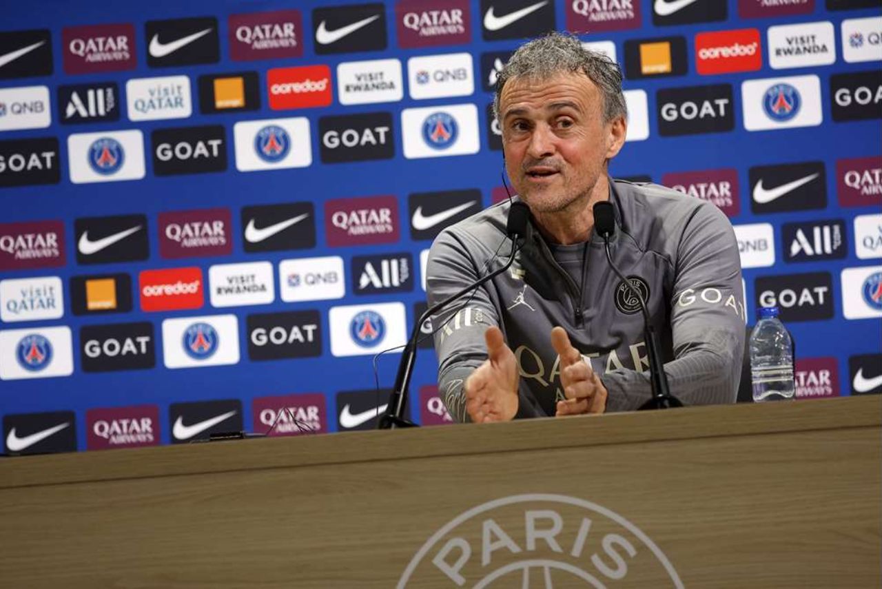Treinador Luis Enrique em entrevista coletiva no PSG