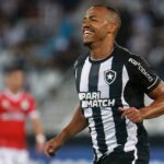 Vasco negocia com Botafogo empréstimo de Marlon Freitas (Foto: Vítor Silva/BFR)