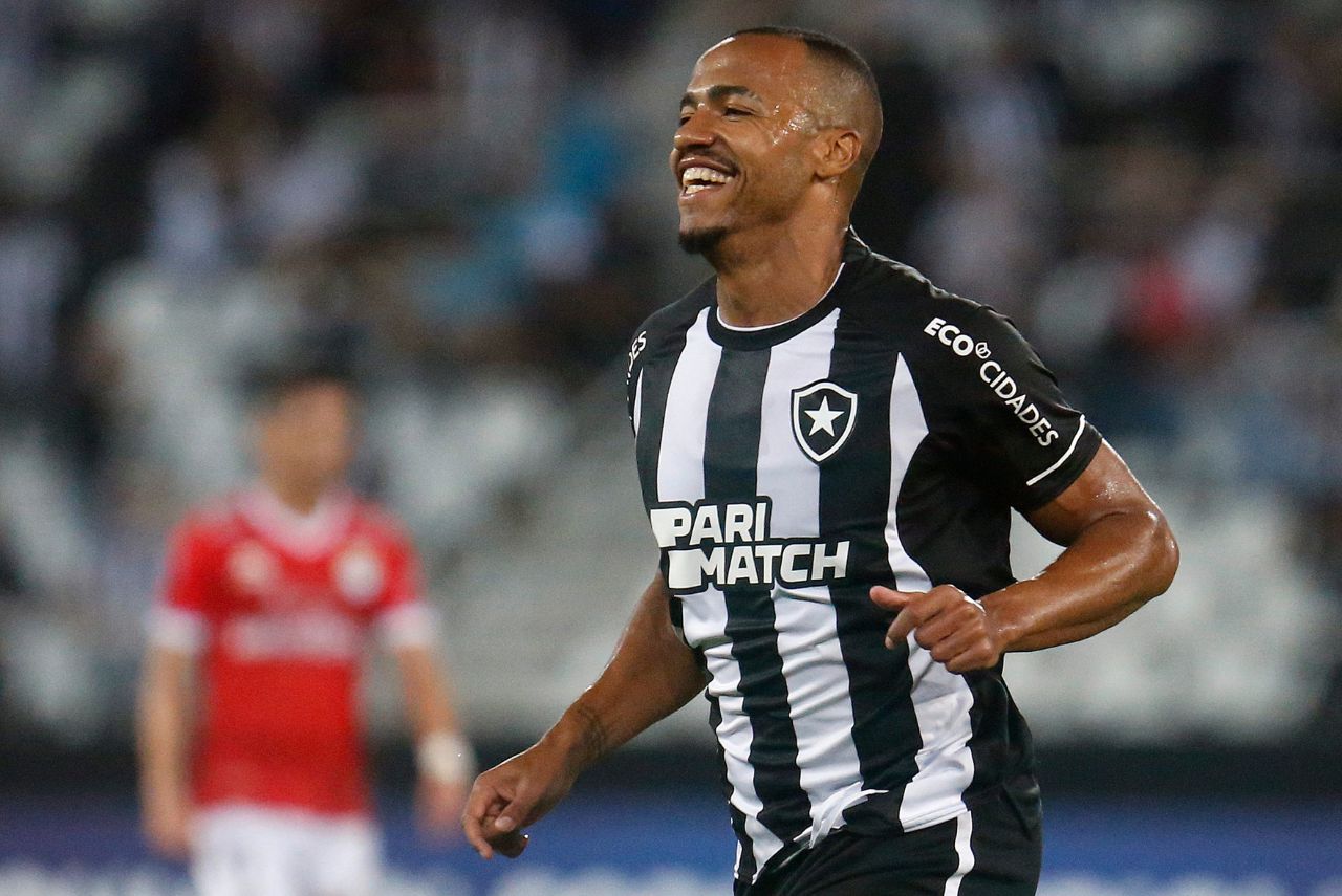 Vasco negocia com Botafogo empréstimo de Marlon Freitas (Foto: Vítor Silva/BFR)