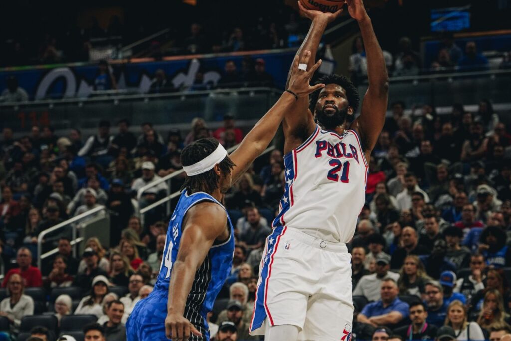 Joel Embiid em lance de jogo do Philadelphia 76ers na NBA em 2024