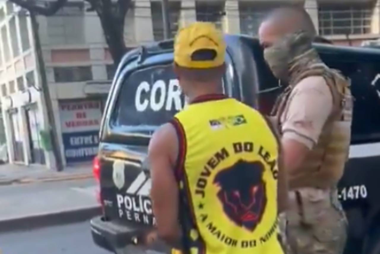 Prisão acontece na sede de uma organizada do Sport. Foto: Reprodução/X