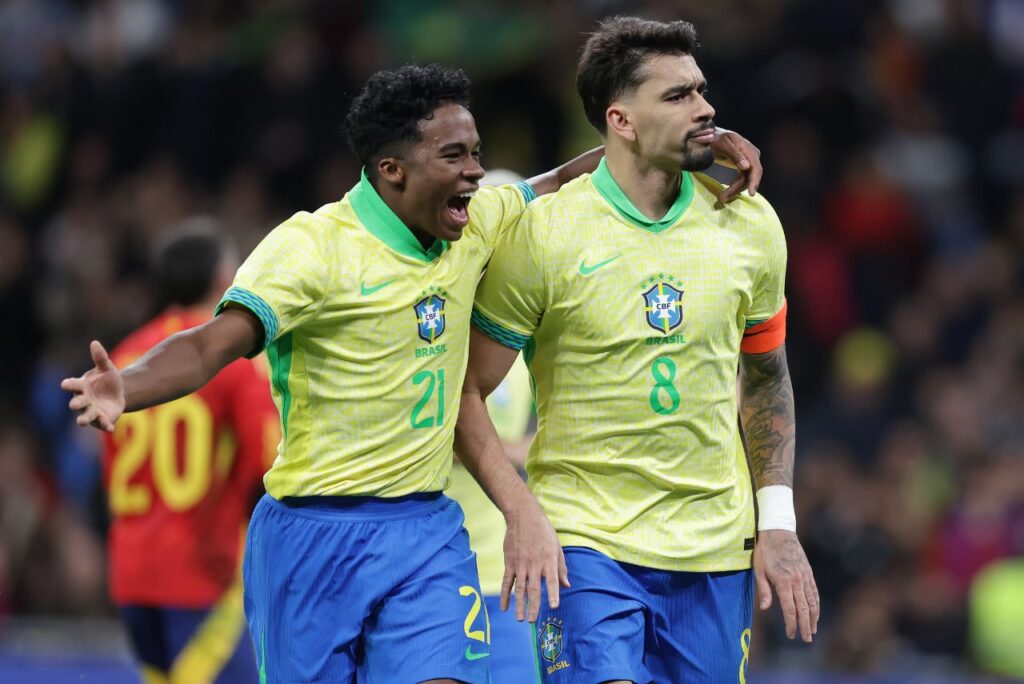 Endrick e Paquetá comemoram gol do Brasil