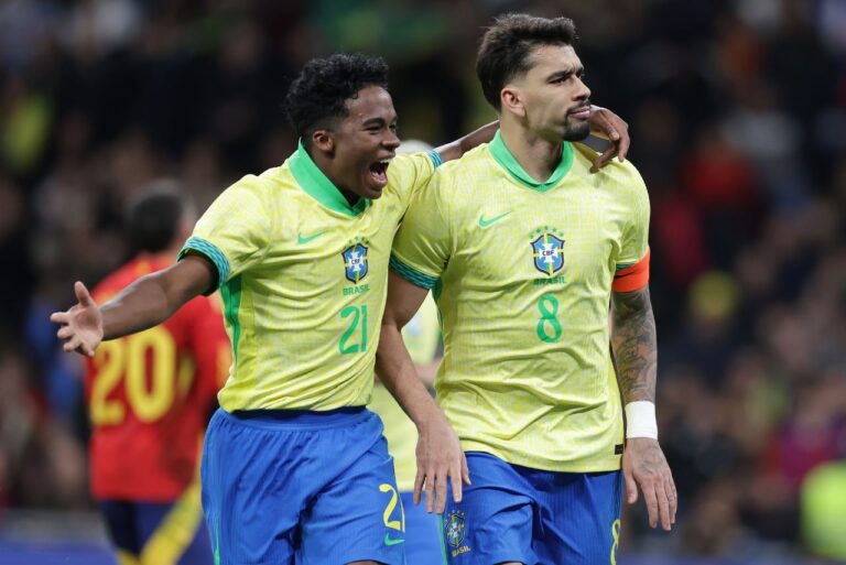 <p>Endrick e Paquetá comemoram gol do Brasil. Foto: Rafael Ribeiro/CBF</p>
