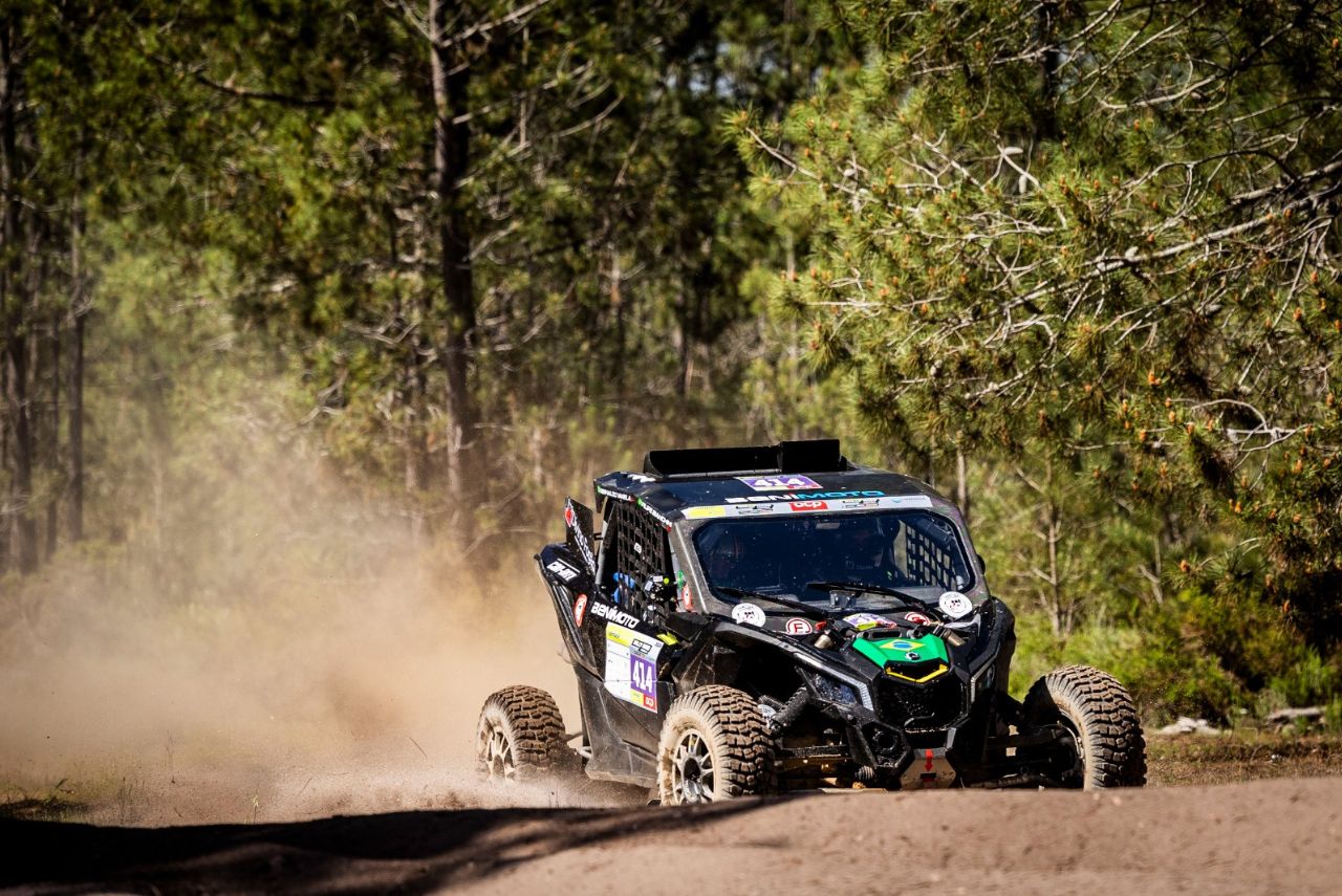 Carro de Reinaldo Varela e Filipe Bianchini em etapa de Portugal do Mundial de Rally Raid 2024