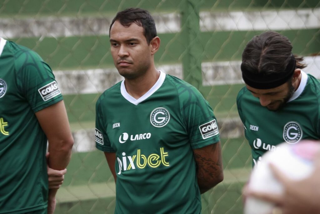 Atacante Vinícius, alvo do América-MG, em treino do Goiás em 2022