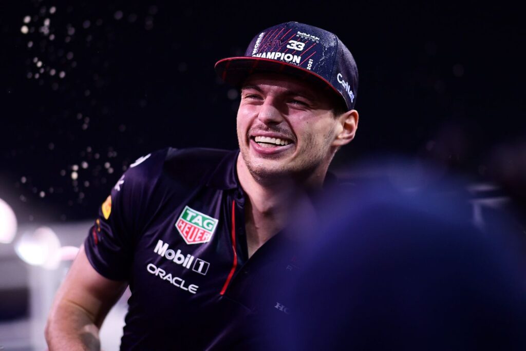 Max Verstappen comemorando título da temporada 2023 da Fórmula 1 pela Red Bull Racing