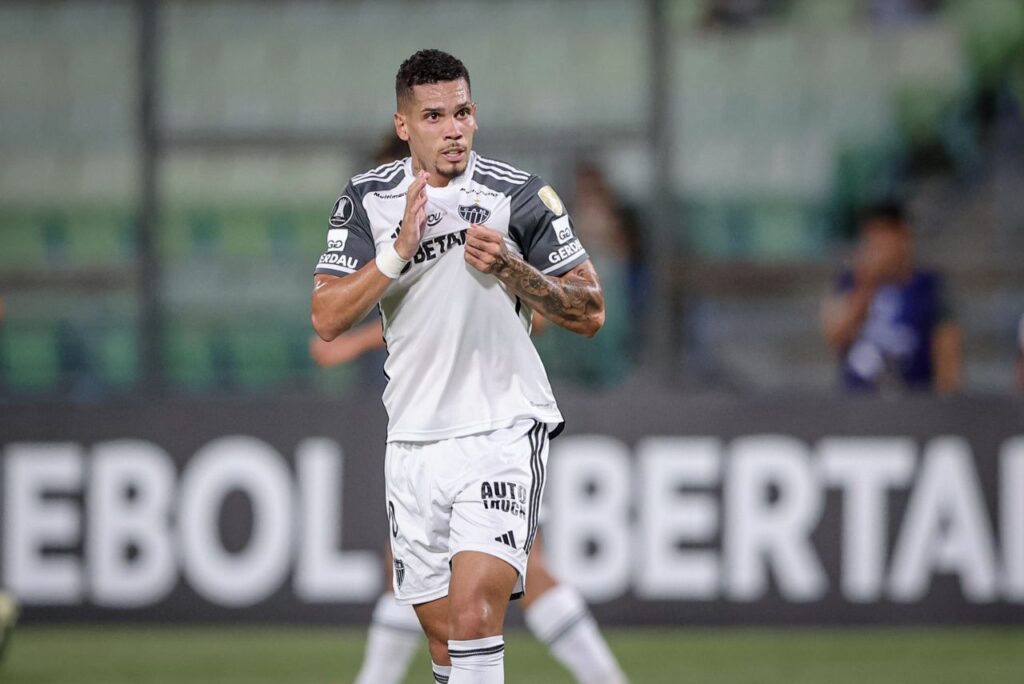 Paulinho comemora gol do Atlético-MG