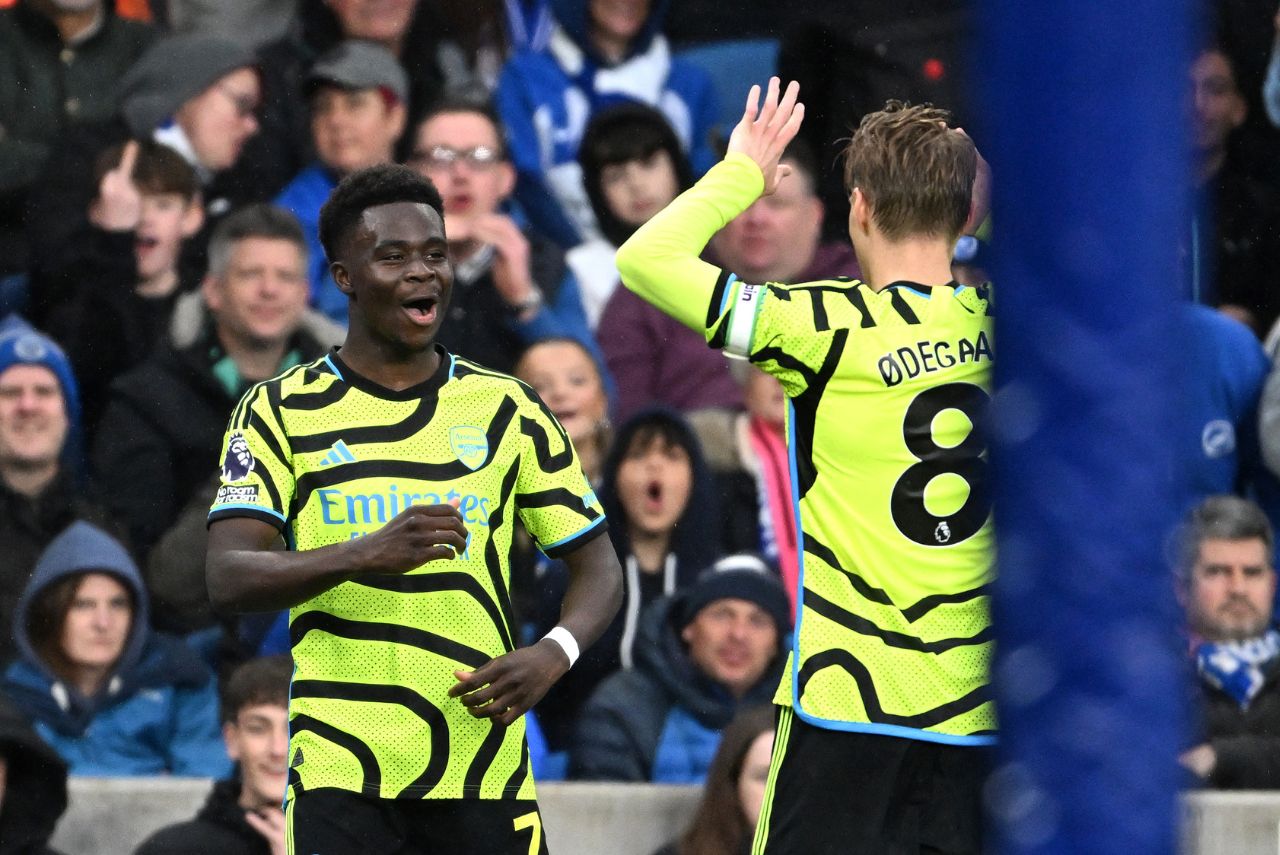 Saka abriu o placar na vitória do Arsenal sobre o Brighton (Foto: Reprodução)