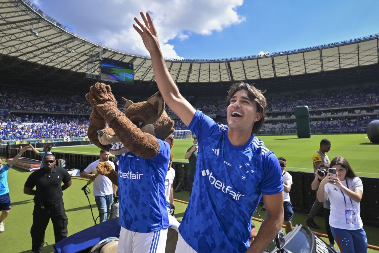 Marcelo Moreno durante homenagem antes de jogo do Cruzeiro