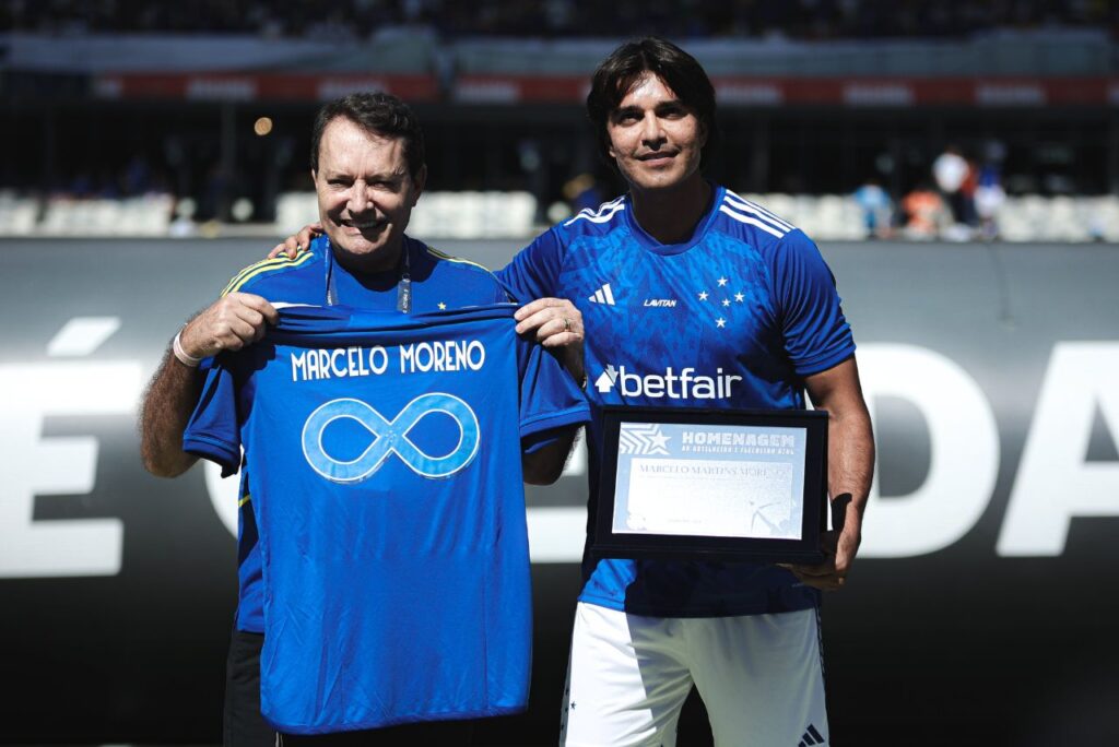 Atacante recebe homenagem do Cruzeiro