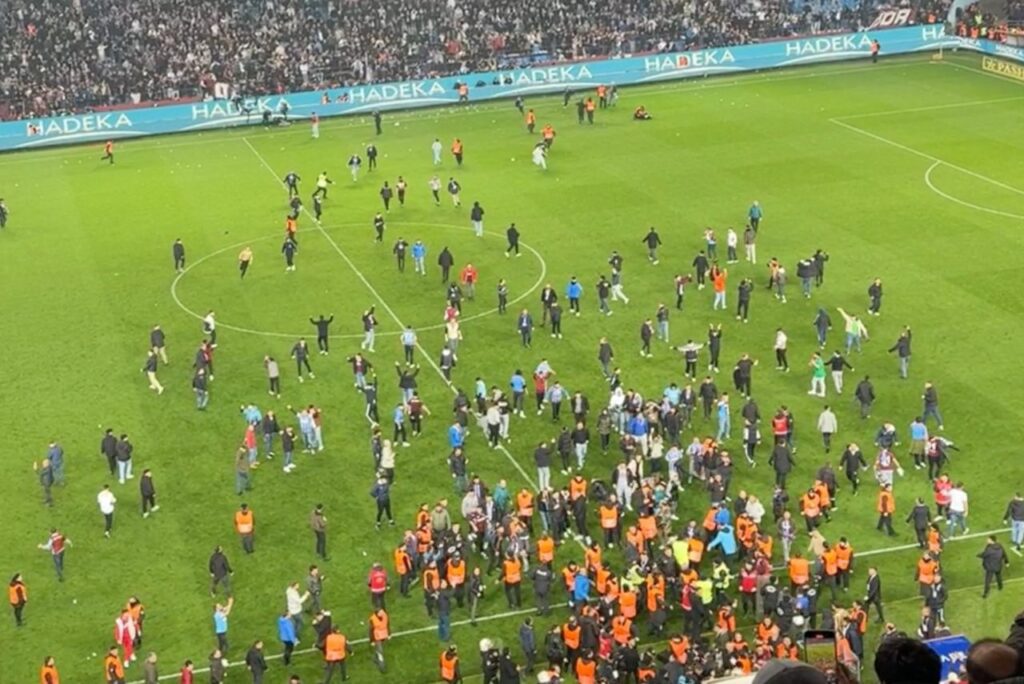 Cenas de violência em jogo entre Trabzonspor e Fenerbahçe