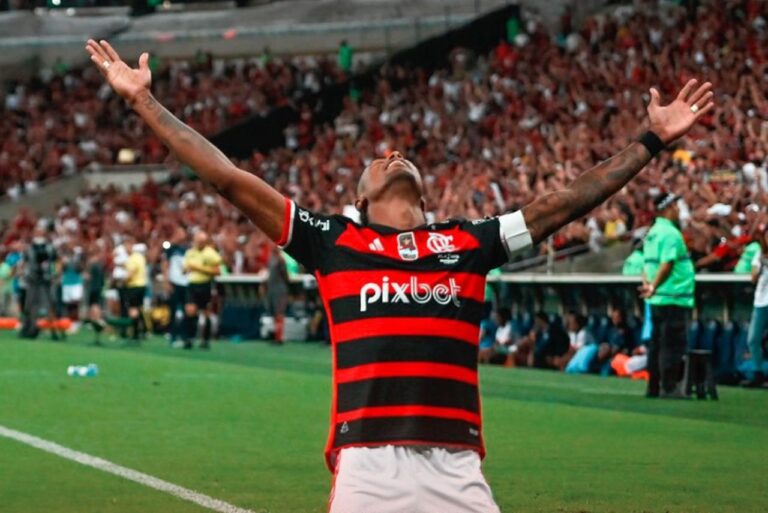 <p>Bruno Henrique comemora mais um título do Flamengo. Foto: Reprodução/CRF</p>
