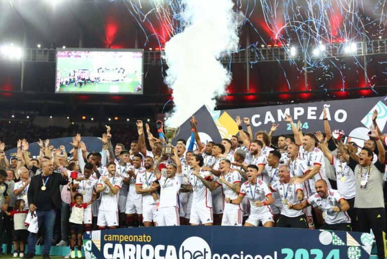 <p>Jogadores do Flamengo comemoram título. Foto: Gilvan de Souza / CRF</p>
