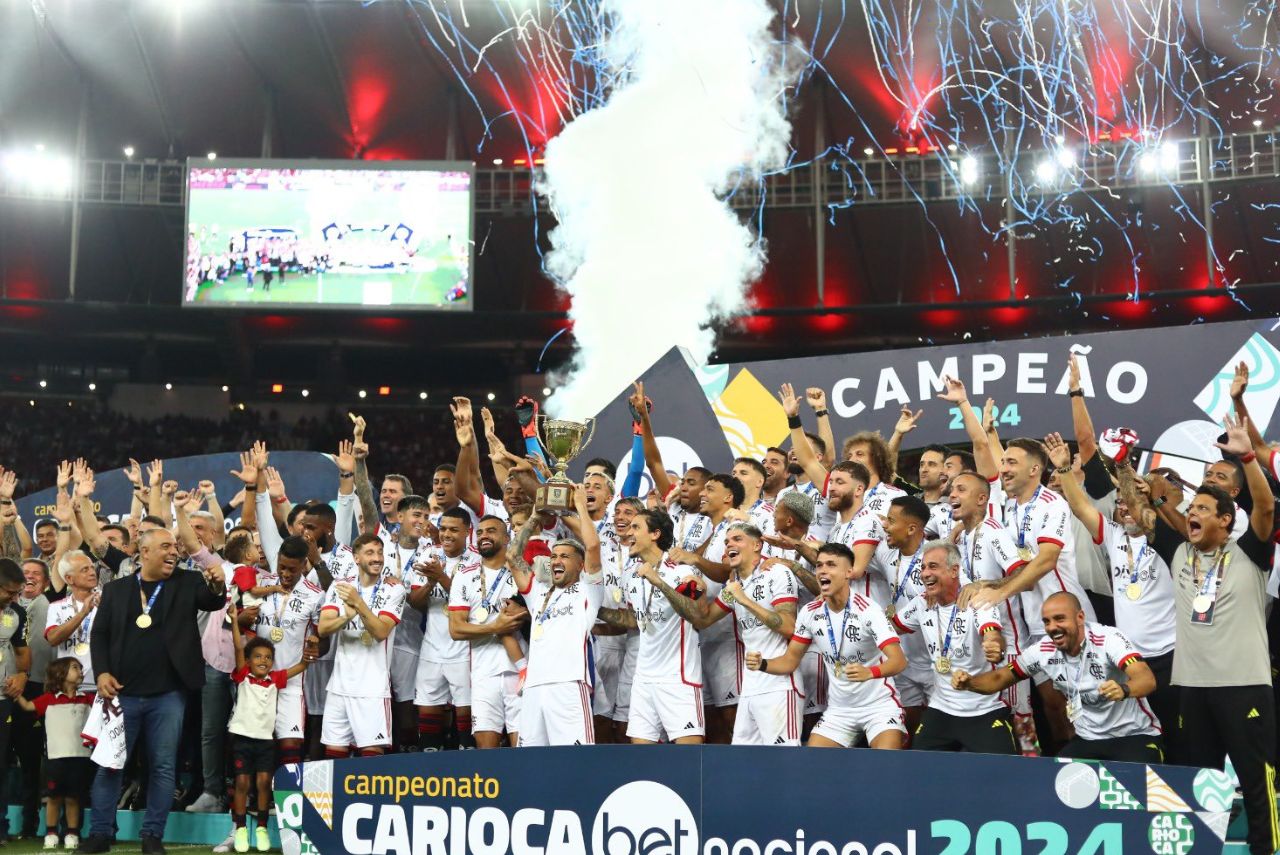 Jogadores do Flamengo comemoram título