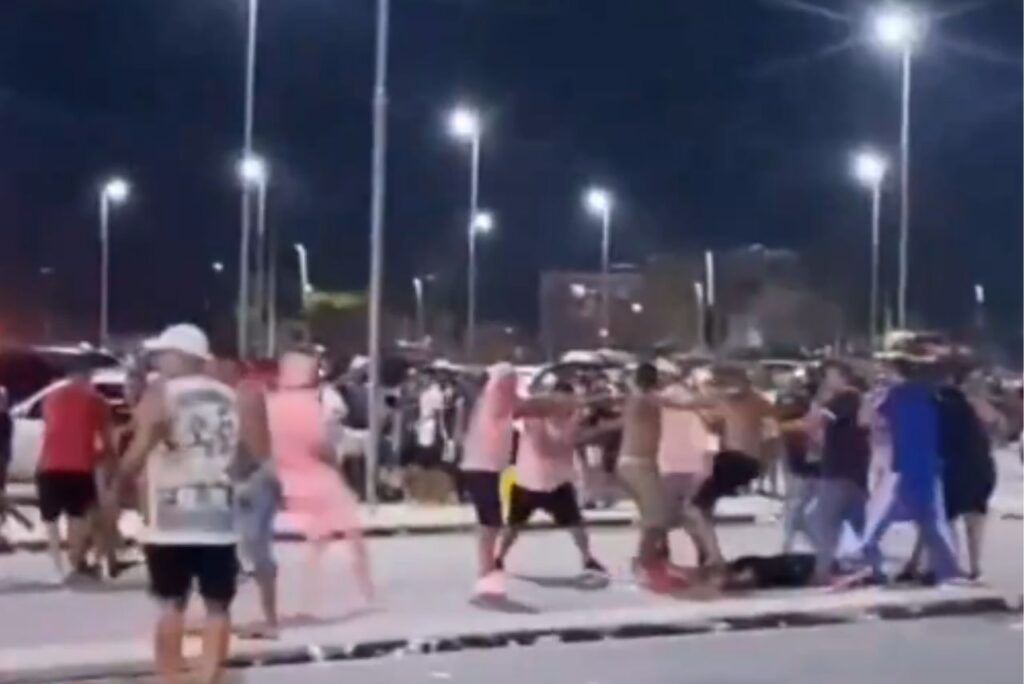Confusão entre torcedores do Remo tomou estacionamento do Mangueirão (Foto: Reprodução)