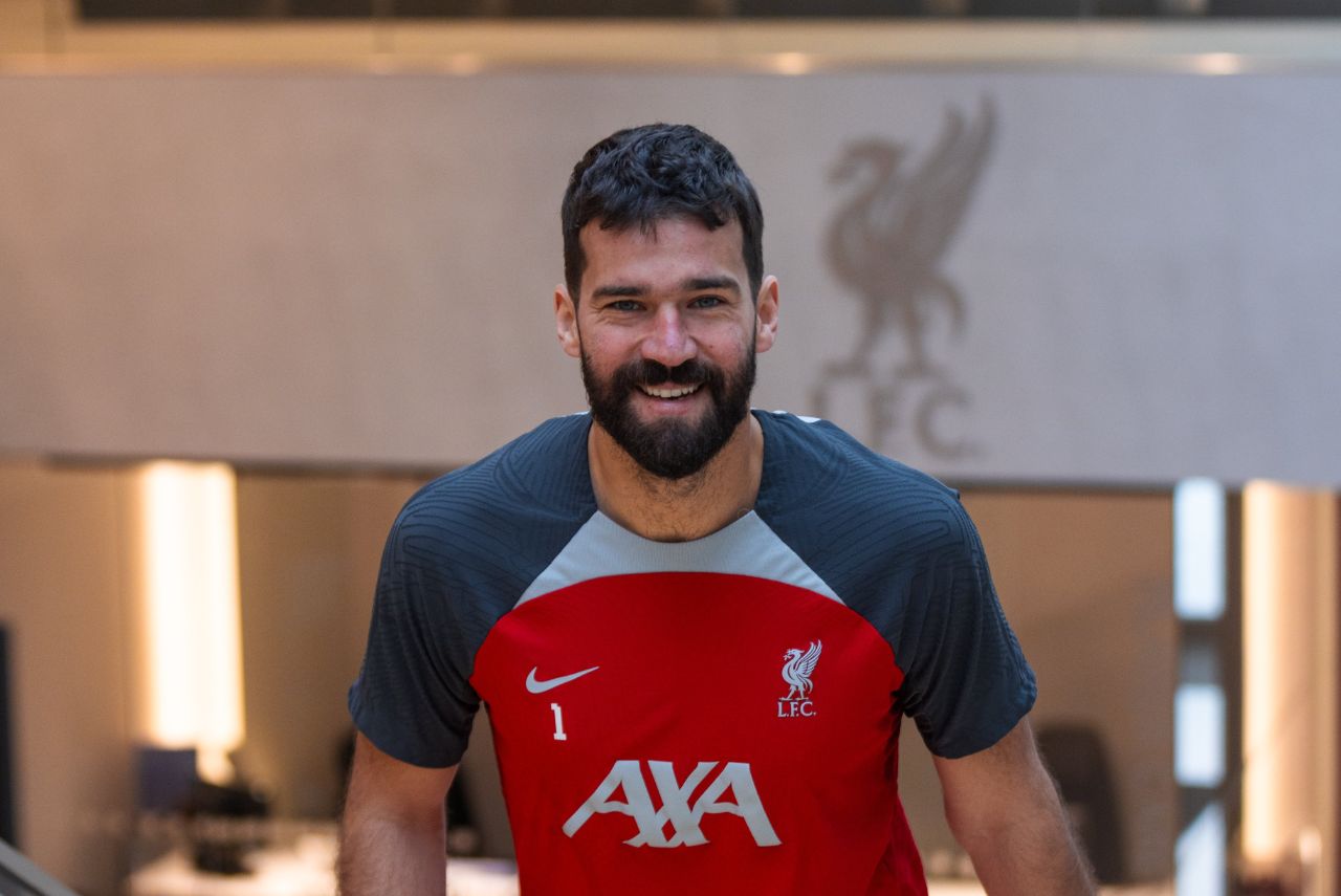 Alisson retorna aos treinos do Liverpool
