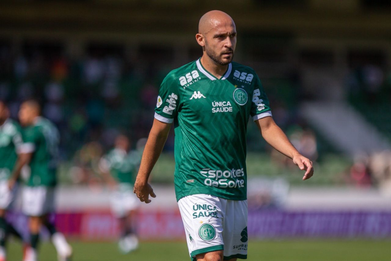 Novo meia do Goiás atuando pelo Guarani