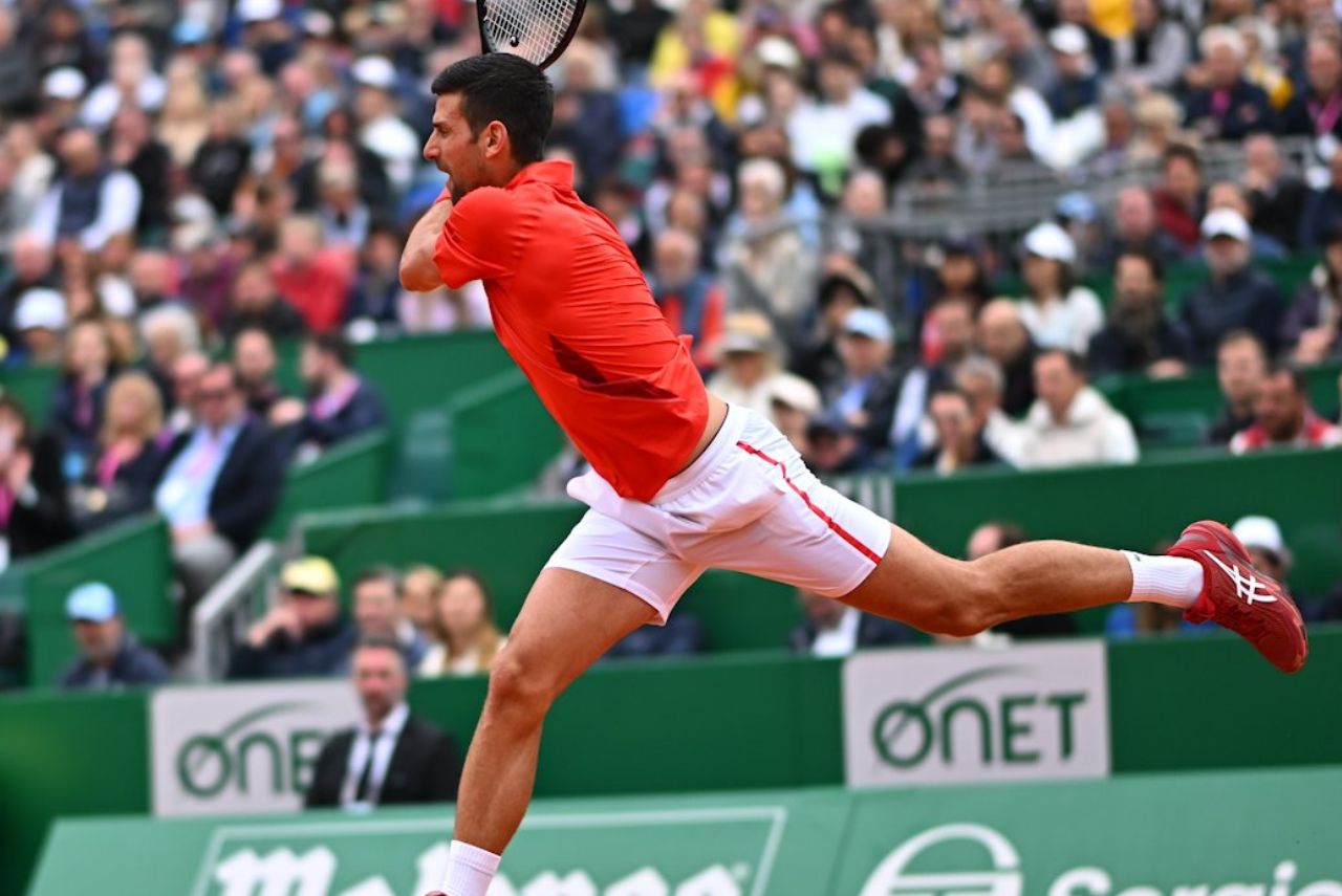 Djokovic estreia com vitória tranquila