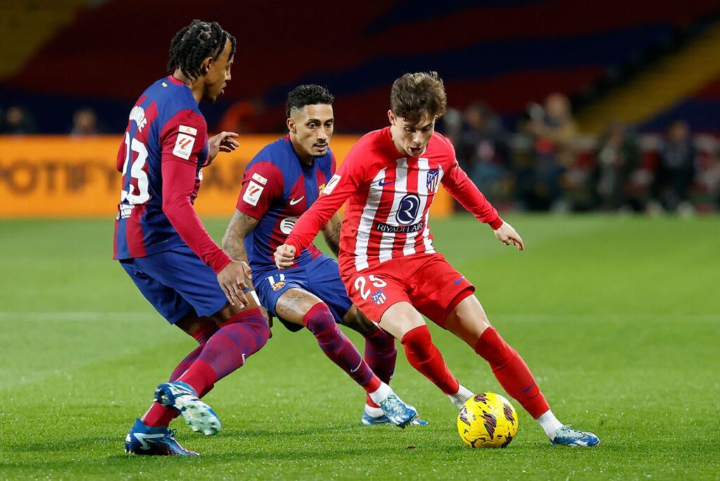 Lance do jogo Atlético de Madrid x Barcelona no Campeonato Espanhol 2023