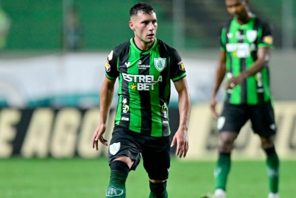Meia Emmanuel Martínez, reforço do Fortaleza, em jogo do América-MG em 2023