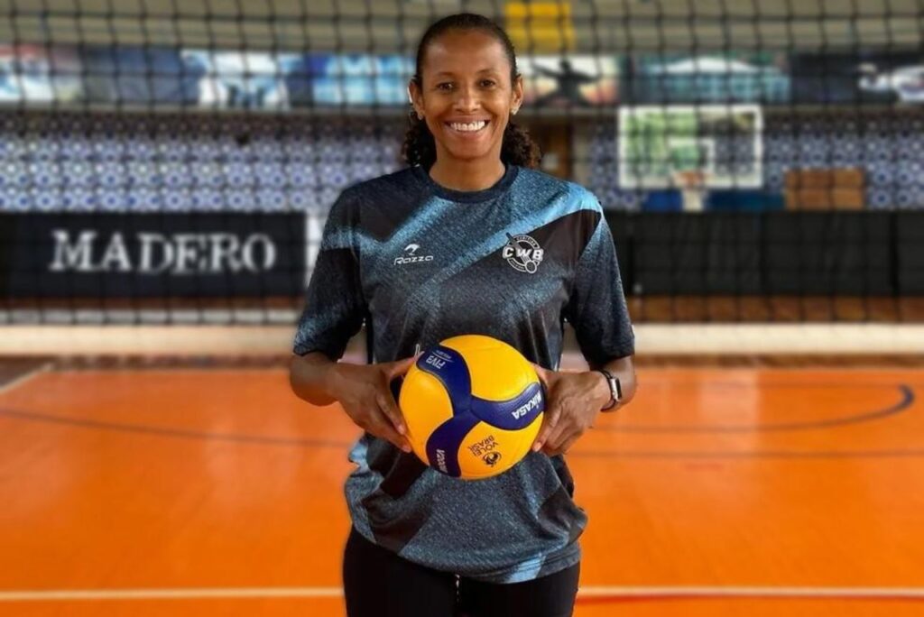 Central Valeskinha posa com camisa do Curitiba Vôlei