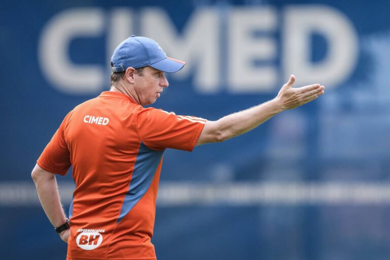 <p>Fernando Seabra, comandando seu primeiro treino no Cruzeiro. Gustavo Aleixo/Cruzeiro</p>
