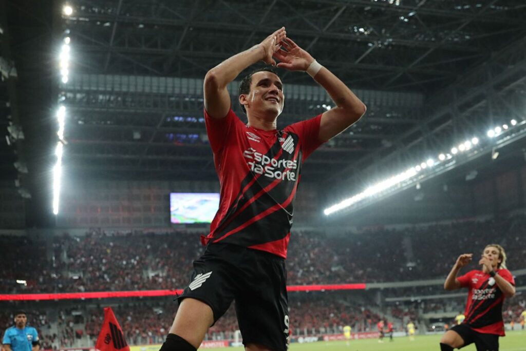 Pablo comemora um dos gols do Athletico-PR