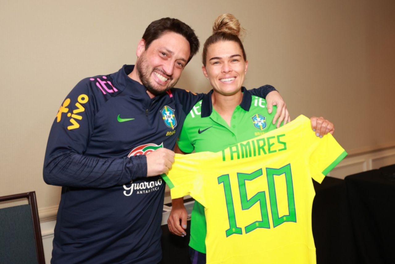 Tamires ao lado de Arthur Elias, técnico da Seleção