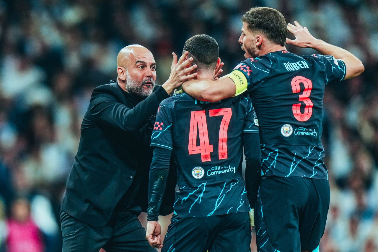 Guardiola comemora gol do City
